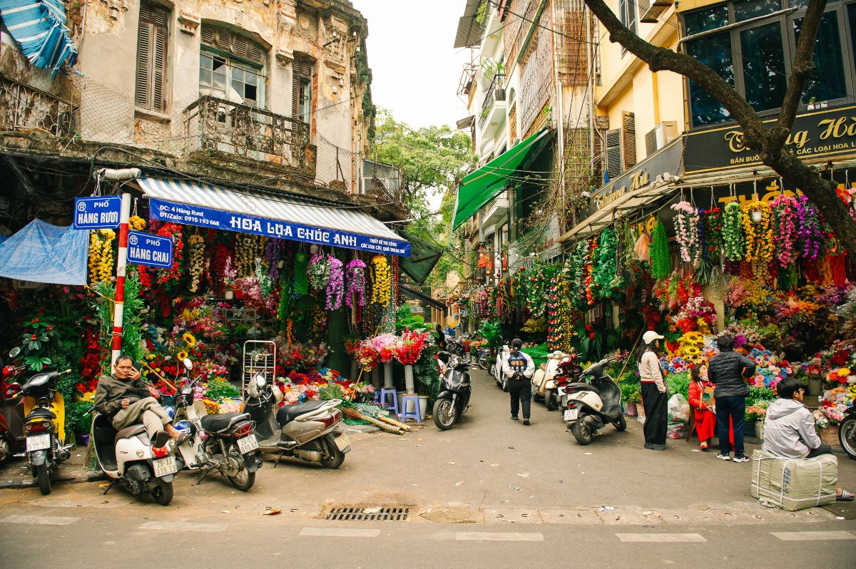 Die rote Huc-Brücke zum Ngoc-Son-Tempel auf dem Hoan-Kiem-See in Hanoi