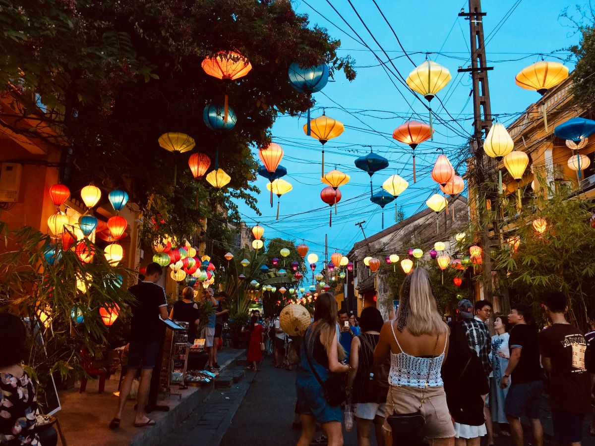 Beleuchtete Papierlampions an der Altstadt von Hoi An bei Nacht